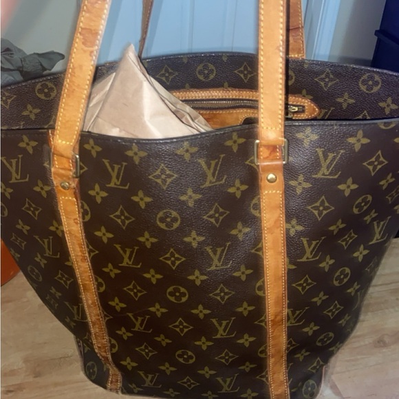 Authentic Louis Vuitton very nice bag. I have had it a while not using … - Picture 15 of 16